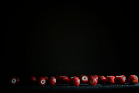 macro, ronzio, buio, palle, rosso, colore nero, avvicinamento, sfondo nero, frutta, copia spazio, girato in studio, cibo e bevande, cibo, mangiare sano, in casa, nessuno, benessere, freschezza, frutti di bosco, natura morta, ritagliare, mirtillo rosso, di fila, mela - frutto, maturo, tentazione, 5K, CC0, dominio pubblico, privo di copyright
