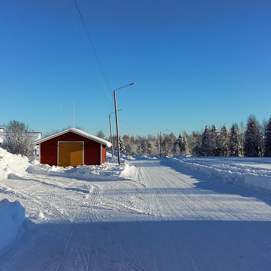 Winter, Straße, Himmel, kalt, Scheune, Tag, Sonnenschein, geschmückt, Schnee, kalte Temperatur, Szenen - Natur, Blau, gebaute Struktur, Landschaft, Baum, Natur, die Architektur, Umgebung, Gebäudehülle, Schönheit in der Natur, ruhige Szene, Pflanze, Land, Haus, weiße Farbe, keine Leute, draußen, schneebedeckter Berg, Wald, Nadelbaum, Kiefer, 1080P