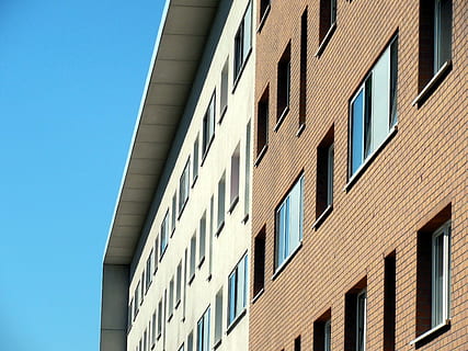 janela, construção, arquitetura, fachada, exterior do edifício, moderno, estrutura construída, céu, visão de baixo ângulo, céu limpo, cidade, ninguém, dia, natureza, luz solar, Distrito residencial, ao ar livre, azul, vidro - material, exterior do prédio de escritórios, escritório, apartamento, 2K, CC0, domínio público, royalty free