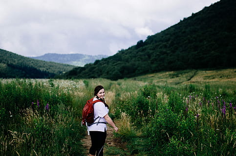 Frau, Weiß, T-Shirt mit Rundhalsausschnitt, Gehen, Grün, Rasenplatz, Frau in Weiß, Rundhalsausschnitt, T-Shirt, weitergehen, grünes Gras, draußen, Natur, Menschen, Joggen, gesunder Lebensstil, ausüben, Laufen, Frauen, Sport, eine Person, junger Erwachsener, ländliche Szene, Erwachsene, Lebensstile, Sommer-, Berg, kaukasischer Abstammung, Gras, Aktion, Pflanze, nur für Erwachsene, Schönheit in der Natur, Land, Dreiviertel Länge, Himmel, Freizeitbeschäftigung, wolke - himmel, Nicht-städtische Szene, Landschaft, junge Frau, Szenen - Natur, Stehen, Haar, Frisur, 4K, CC0, gemeinfrei, lizenzfrei