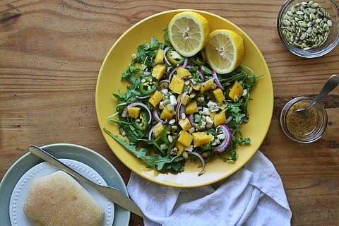 verde, insalata, bianca, ceramica, piatti, Mango, limoni, pane, tavolo, lattuga, rucola, verdura, salutare, vegetariano, derrata alimentare, nutrimento, gastronomia, biologico, semi, cucina, cibo, dieta, verdure, naturale, pasto, nutriente, nutrizione, ingredienti, frutta, fresco, estate, ristorante, pranzo, stile di vita, frutta fresca, crudo, cibo e bevande, mangiare sano, benessere, freschezza, agrumi, pronto a mangiare, Limone, natura morta, in casa, vista dall'alto, direttamente sopra, nessuno, porzioni, piatto, fetta, ciotola, bicchiere, cibo vegetariano, contorno, prima colazione, 4K, CC0, dominio pubblico, privo di copyright