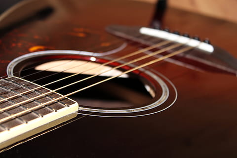 chitarra, macro, strumento a corda, akkustikgitare, strumento, musica, strumento musicale, stringa di strumenti musicali, cultura artistica e intrattenimento, stringa, attrezzatura musicale, avvicinamento, in casa, messa a fuoco selettiva, nessuno, girato in studio, chitarra acustica, violino, legno - materiale, tastiera, concentrarsi sulle conoscenze acquisite, strumento a fiato, Marrone, basso, 4K, CC0, dominio pubblico, privo di copyright