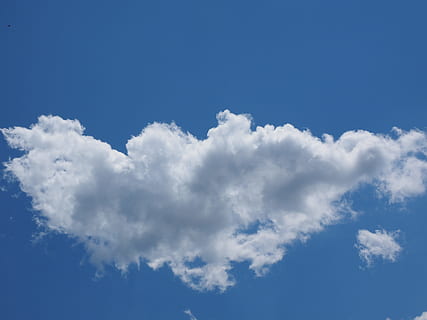 himmel, Sky, skyer, form, hvid, blå, skyer form, cumulus skyer, sky - himmel, cloudscape, vejr, natur, skønhed i naturen, hvid farve, scenics - natur, ro, idyllisk, ingen mennesker, dag, rolig scene, baggrunde, sollys, miljø, udendørs, lav vinkel visning, vind, meteorologi, blødhed, 4K, CC0, offentligt domæne, royaltyfrie