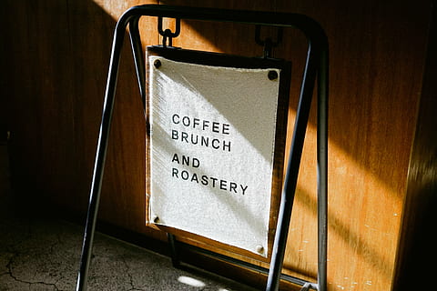 marc d'acer gris, blanc, negre, brunch de cafè, senyalització de roastery, roastery, brunch, tipografia, cafè, signe, text, comunicació, guió occidental, cap gent, a l'interior, material de fusta, seient, cadira, informació, primer pla, instrument musical, taula, signe d'informació, dia, música, cultura i entreteniment artístic, vista d’angle alt, marró, absència, missatge, 4K, CC0, domini públic, lliure de regalies