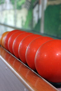 Bowling, Ball, rot, Tabelle, Tomate, Stillleben, keine Leute, Nahansicht, Gemüse, Obst, Fokus auf den Vordergrund, Wohlbefinden, Essen und Trinken, drinnen, gesundes Essen, Lebensmittel, Holz - Material, Frische, Tag, Sport, in einer Reihe, 5K, CC0, gemeinfrei, lizenzfrei