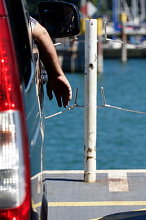 auto, braccio, barriera, aspettare, modo di trasporto, mezzi di trasporto, acqua, nave nautica, una persona, parte del corpo umano, persone reali, mare, mano umana, mano, giorno, concentrarsi sulle conoscenze acquisite, natura, viaggio, uomini, all'aperto, parte del corpo, andare in barca, barca a vela, dito, 4K, CC0, dominio pubblico, privo di copyright