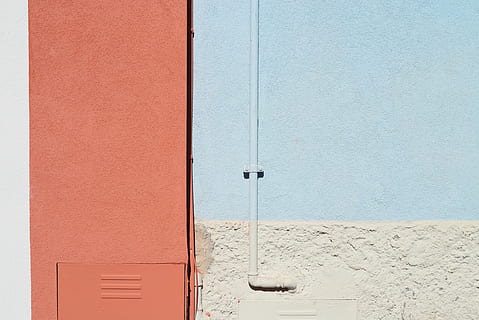 Blau, Rohr, Wand, Weiß, gemalt, rot, Hintergrund, Farbe, Urlaub, Zuhause, Haus, minimale Fotografie, hellblau, Rosa, einfach, bunt, voller Farbe, gebaute Struktur, Wandbau - Funktion, die Architektur, Tür, Eingang, Gebäudehülle, keine Leute, Sicherheit, Tag, geschlossen, Gebäude, draußen, Metall, kopieren sie platz, Schutz, Knopf, Rohr - Rohr, silberfarben, Beton, 4K, CC0, gemeinfrei, lizenzfrei