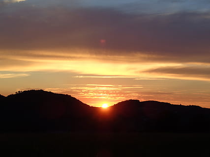 Sonnenuntergang, Orange, rot, Abend, Wolken, Sonne, Himmel, Natur, Landschaft, lodernder Himmel, Licht, Horizont, Nacht-, Dämmerung, Farbe orange, Natur Sonnenuntergang, Sommer-, Schönheit in der Natur, Szenen - Natur, Ruhe, Silhouette, ruhige Szene, wolke - himmel, orange Farbe, idyllisch, Umgebung, keine Leute, Nicht-städtische Szene, Sonnenlicht, Berg, draußen, Baum, romantischer Himmel, 5K, CC0, gemeinfrei, lizenzfrei