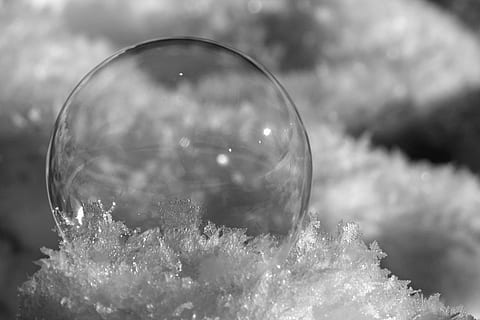 schließen, Fotografie, Blase, Schnee, Seifenblase, Winter, eiskalt, eis, kalt, eiskalt, Eis, zer, Schwarz und weiß, winterlich, eiskristalle, keine Leute, Brechung, Fokus auf den Vordergrund, Zerbrechlichkeit, Nahansicht, Kugel, transparent, Natur, Reflexion, wolke - himmel, Geometrische Figur, Verletzlichkeit, draußen, Seifenlauge, gestalten, Kristall, Himmel, Tag, Kreis, Glas - Material, 5K, CC0, gemeinfrei, lizenzfrei