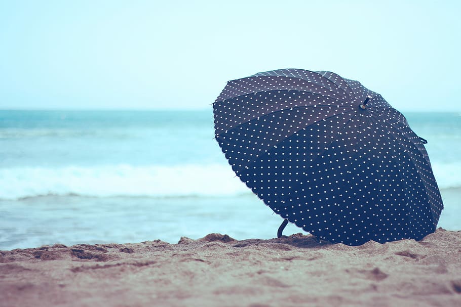 blå, hvid, polka-dot paraply, kyst, dagtimerne, Polka prik, paraply, strand, hav, sand, natur, ferier, sommer, udendørs, tropisk klima, kystlinje, vand, himmel, rejse steder, bølge, horisont over vand, dag, jord, horisont, skønhed i naturen, scenics - natur, ro, skyfri himmel, rolig scene, klippe, solid, 1080P
