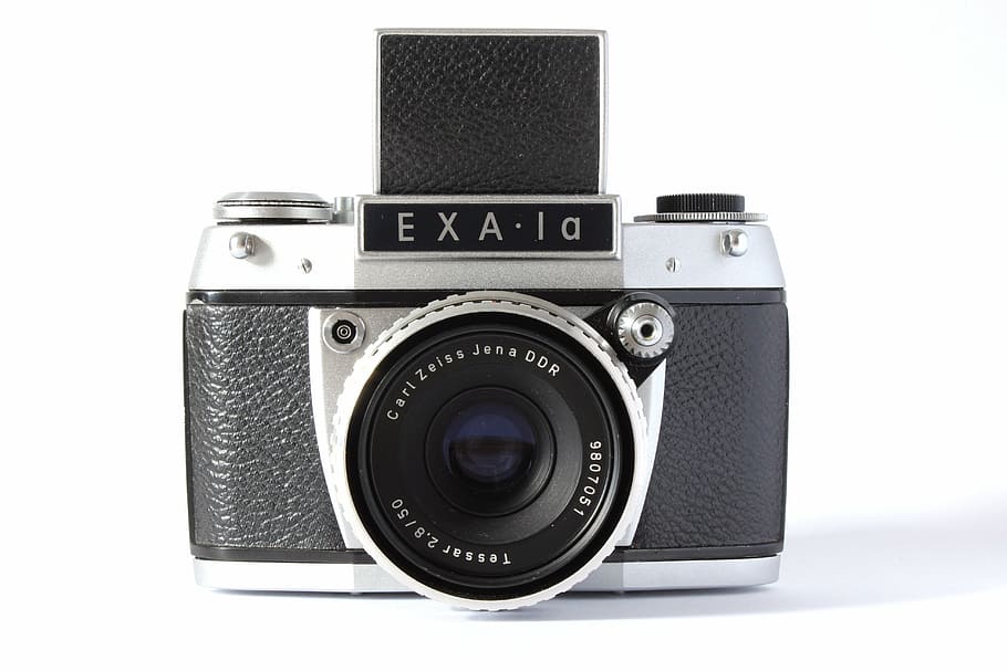 Kamera, analog, alt, Nostalgie, fotografieren, alte Kamera, Fotografie, retro, Fotoapparat, Jahrgang, Linse, Foto, Film, schließen, analoge Kamera, Hipster, Retro-Look, exa1b, ihagee, ddr, Studio, Produkt, Fotografie-Themen, Retro-Stil, Kamera - Fotoausrüstung, altmodisch, weißer Hintergrund, einzelnes Objekt, ausgeschnitten, weiße Farbe, silberfarben, Silber - Metall, Technologie, Fotoausrüstung, Objektiv - optisches Instrument, Ausrüstung, drinnen, keine Leute, Studioaufnahme, Linse - Auge, Stillleben, Text, Digitalkamera, Spiegelreflexkamera, Antiquität, 5K