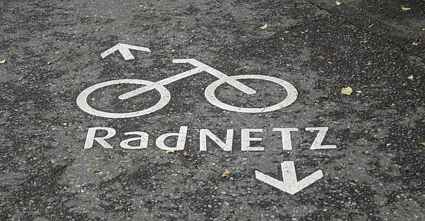 orb web, strada, catrame, pista ciclabile, asfalto, lontano, bagnato, terra, karl hildebrand, karl, comunicazione, cartello, testo, vista dall'alto, mezzi di trasporto, città, sceneggiatura occidentale, nessuno, simbolo, giorno, Colore bianco, simbolo della freccia, marcatura, segnaletica stradale, guida, segnale stradale, all'aperto, Messaggio, 4K, CC0, dominio pubblico, privo di copyright