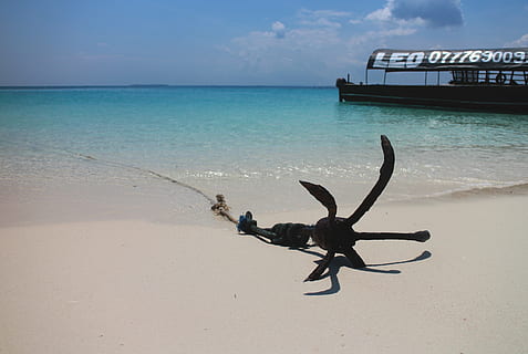 schwarz, Anker, Ufer, Stiefel, Schiff, Strand, Sand, Sandstrand, Meer, Sommer-, Urlaub, Sonne, Ferien, Paradies, Südsee, Karibik, Afrika, Tansania, Sansibar, Wasser, gebucht, Sandbank, Blau, klar, See, Küste, Himmel, Horizont über Wasser, Horizont, Land, Szenen - Natur, Natur, Schönheit in der Natur, ruhige Szene, Ruhe, Tag, wolke - himmel, idyllisch, Wasserfahrzeug, Transport, Nicht-städtische Szene, draußen, Treibholz, türkisfarben, 4K, CC0, gemeinfrei, lizenzfrei