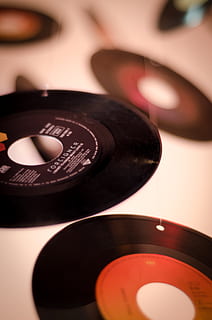 vinyl record, record, singur, decor, retro, audio, epocă, sunet, muzică, divertisment, eticheta, gramofon, pop, vinilin, în interior, a închide, arta culturii și divertismentului, tehnologie, nici o persoana, culoare neagră, stil retro, studio shot, echipament, fotografii tematice, Activitatea de agrement, natură moartă, vedere în unghi mare, aparat de fotografiat - echipament fotografic, mâner, cerc, selectiv, 4K, CC0, domeniu public, fără drepturi de autor