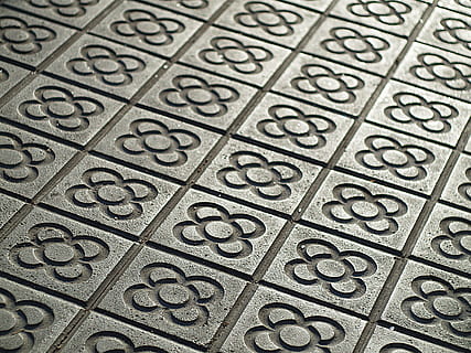foto de close-up, cinzento, concreto, superfície, padronizar, abstrato, Área de Trabalho, telha, arte, modernismo, moderno, barcelona, Espanha, estrada, rua, geometria, mosaico, quadrado, origens, quadro completo, ninguém, dentro de casa, fechar-se, visão de alto ângulo, repetição, texturizado, desenhar, foco seletivo, número, forma, metal, grande grupo de objetos, cor preta, texto, roteiro ocidental, 2K, CC0, domínio público, royalty free