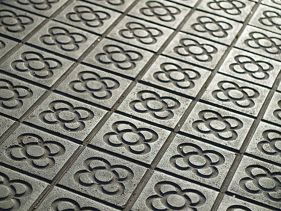 foto de close-up, cinzento, concreto, superfície, padronizar, abstrato, Área de Trabalho, telha, arte, modernismo, moderno, barcelona, Espanha, estrada, rua, geometria, mosaico, quadrado, origens, quadro completo, ninguém, dentro de casa, fechar-se, visão de alto ângulo, repetição, texturizado, desenhar, foco seletivo, número, forma, metal, grande grupo de objetos, cor preta, texto, roteiro ocidental, 2K