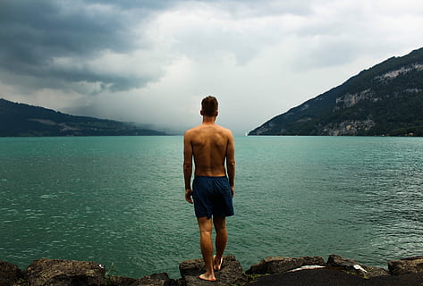 Mann, schwarz, kurz, Stehen, Rock, neben, See, Mann in schwarz, Männer, eine Person, draußen, Nur ein Mann, Muskelaufbau, Natur, Farbbild, Erwachsene, Menschen, kaukasischer Abstammung, Berg, Nur Männer, Wasser, Rückansicht, wolke - himmel, mit nacktem Oberkörper, Szenen - Natur, Himmel, Lebensstile, Schönheit in der Natur, Freizeitbeschäftigung, junger Erwachsener, echte Menschen, junge Männer, Nicht-städtische Szene, Rock - Objekt, kurze Hose, Blick auf Ansicht, 4K, CC0, gemeinfrei, lizenzfrei