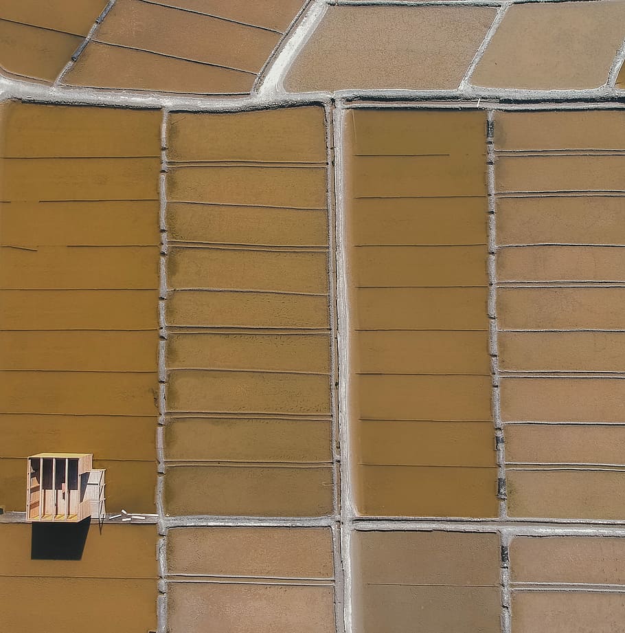 braun, hölzern, Hausrahmen, Boden, ohne Titel, Muster, Feld, Antenne, Schatten, Sonnenlicht, die Architektur, gebaute Struktur, Gebäudehülle, keine Leute, Wandbau - Funktion, Gebäude, Tag, Seite an Seite, Gelb, draußen, Industrie, Wand, Container, Wiederholung, Flachwinkelansicht, Vollbild, in einer Reihe, Auftrag, 2K