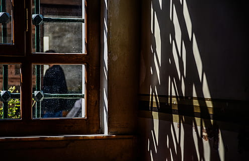 Person, hinter, Fensterrahmen, Fensterscheibe, Fenster, Schatten, Wand, die Architektur, alt, keine Leute, Architektur und Gebäude, Gebäudehülle, gebaute Struktur, städtische Szene, Glas - Material, drinnen, Reflexion, Tag, transparent, Nahansicht, Natur, Gebäude, Sonnenlicht, Glas, draußen, verlassen, heruntergewirtschaftet, ruiniert, 5K