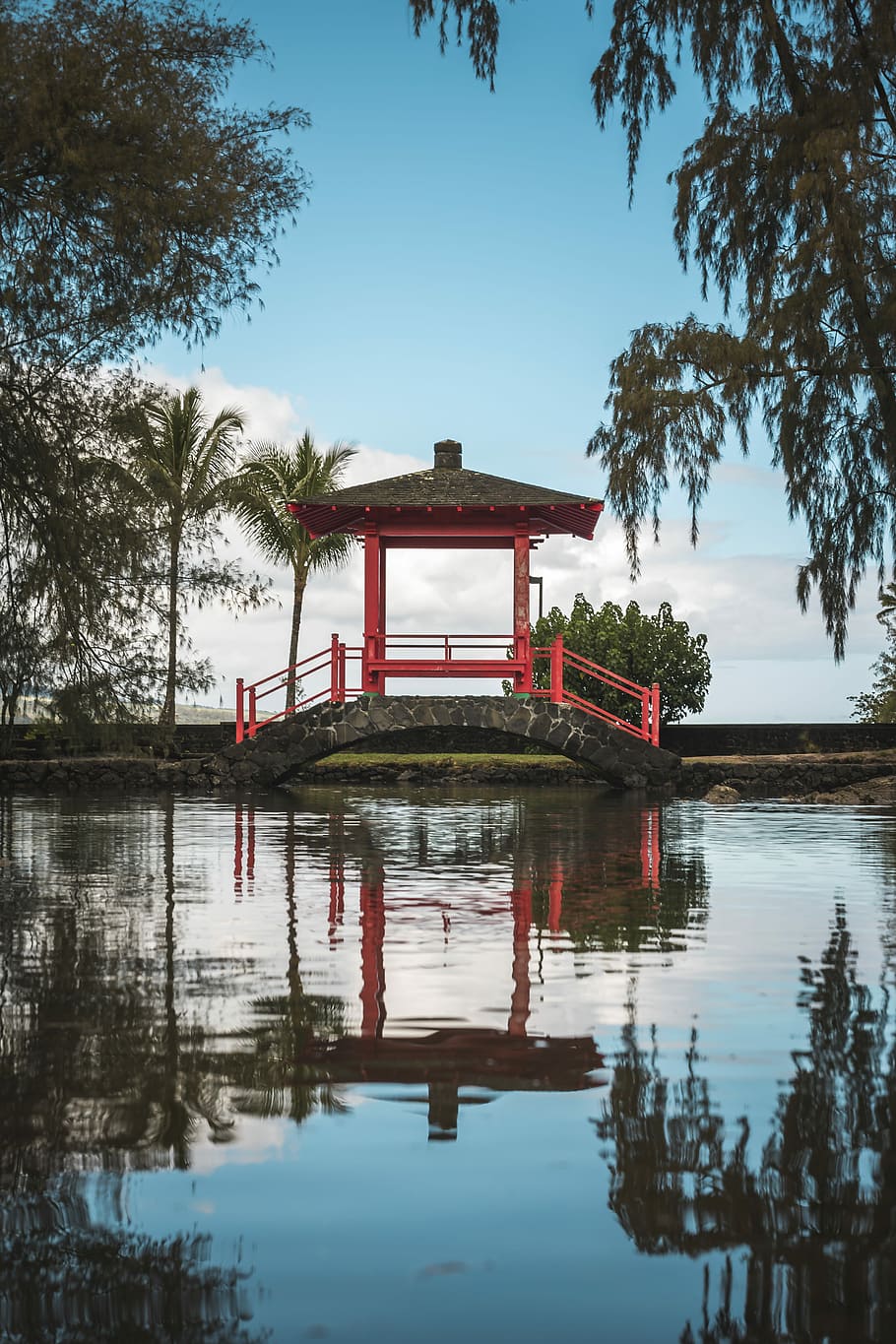 pagoda på broen, rød, svart, tre, baldakin, dagtid, bro, refleksjon, innsjø, dam, vann, anlegg, himmel, natur, vannkanten, arkitektur, bygget struktur, ingen folk, dag, palmetre, utendørs, tropisk klima, vekst, ro, skjønnhet i naturen, bygge eksteriør, 5K