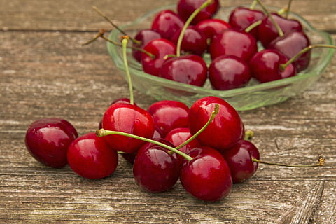 vyšnia, saldžiosios vyšnios, raudona, vaisiai, sveikas, vasara, skanus, vaisių, paukščių vyšnios, bing, prunus avium, saldus, medis, vaismedis, Maistas ir gėrimai, maisto, sveika mityba, šviežumas, mediena - medžiaga, gerovę, lentelė, natiurmortas, nėra žmonių, didelė objektų grupė, Iš arti, sutelkti dėmesį į naujas žinias, augalų stiebas, konteineris, patalpose, sultingas, gausa, subrendęs, pagunda, 4K, CC0, Viešasis domenas, nemokamai