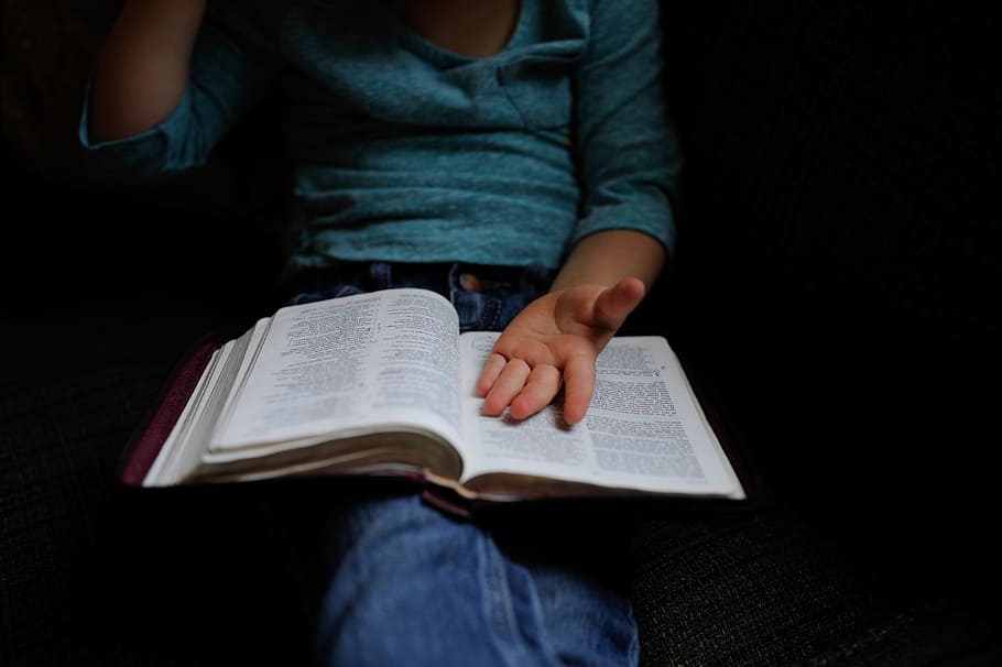 Person, tragen, Blau, langärmelig, Hemdlesebuch, Person liest ein Buch, Runde, Frau, Ärmel, Hemd, Buch, Beine, lesen, Lernen, Bildung, Menschen, Bibel, Christentum, Religion, Frauen, Spiritualität, studieren, eine Person, kaukasischer Abstammung, Sitzung, Student, Erwachsene, halten, menschliche Hand, menschliches Körperteil, Veröffentlichung, Aktivität, Kind, Kindheit, drinnen, Legere Kleidung, Nachwuchs, Papier-, Mittelteil, Hand, Weisheit, Vorderansicht, Literatur, Jeans, dunkel, Lehrbuch, schwarzer Hintergrund, 4K