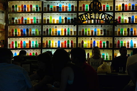 Pub, Getränk, Spaß, Licht, Farben, jung, Glas, Urlaub, Alkohol, Regal, Bücherregal, in einer Reihe, drinnen, große gruppe von gegenständen, Variation, Gruppe von Leuten, Buch, Veröffentlichung, Rückansicht, Bildung, Menschen, Männer, echte Menschen, mehrfarbig, Bibliothek, Anordnung, Wahl, Sitzung, Fülle, Frau, studieren, 4K, CC0, gemeinfrei, lizenzfrei