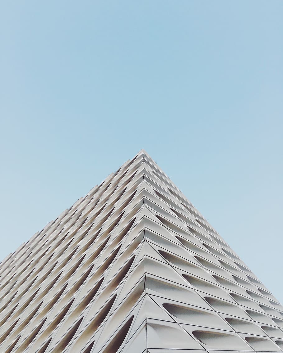 edifici de gran alçada blanc, fot oof, blanc, edifici, arquitectura, torre, gratacels, ciutat, cel, estructura construïda, vista d’angle baix, cel clar, exterior de l'edifici, blau, patró, dia, cap gent, forma de triangle, naturalesa, còpia espai, exterior d’edifici d’oficines, alta - alta, forma, sostre, modern, a l'aire lliure, 2K