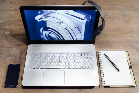 stříbrný, Černá, přenosný počítač, vedle, android smartphone, počítač, laptop, lavice, sluchátka, notebook, chytrý telefon, pracovní místo, technologie, Fotoaparát, fotografie, médií, kancelář, práce, podnikání, Internet, pracovní, bezdrátový, mobility, Zobrazit, finance, plánování, pracoviště, pero, papír, klávesnice, obrazovka, stůl, bezdrátové technologie, sdělení, nábytek, uvnitř, spojení, počítačové vybavení, nikdo, digitální tablet, počítačová klávesnice, vysoký úhel pohledu, stálý život, 4K, CC0, veřejná doména, bez autorských práv