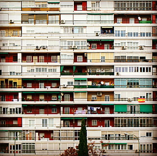 foto, edifici de diversos pisos, edifici, arquitectura, balcó, finestres, edifici d'apartaments, exterior de l'edifici, estructura construïda, finestra, barri residencial, dia, cap gent, ciutat, apartament, fons, marc complet, a l'aire lliure, en fila, vida de ciutat, prestatge, naturalesa, costat a costat, vista d’angle baix, 1080P, CC0, domini públic, lliure de regalies