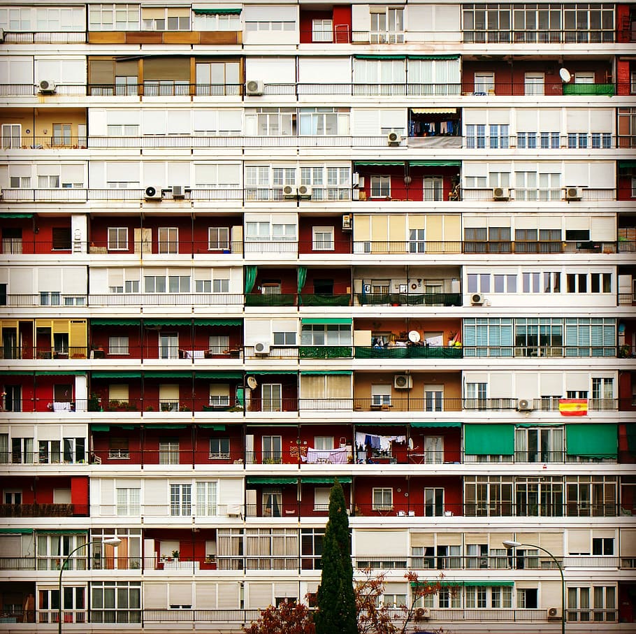 foto, edifici de diversos pisos, edifici, arquitectura, balcó, finestres, edifici d'apartaments, exterior de l'edifici, estructura construïda, finestra, barri residencial, dia, cap gent, ciutat, apartament, fons, marc complet, a l'aire lliure, en fila, vida de ciutat, prestatge, naturalesa, costat a costat, vista d’angle baix, 1080P