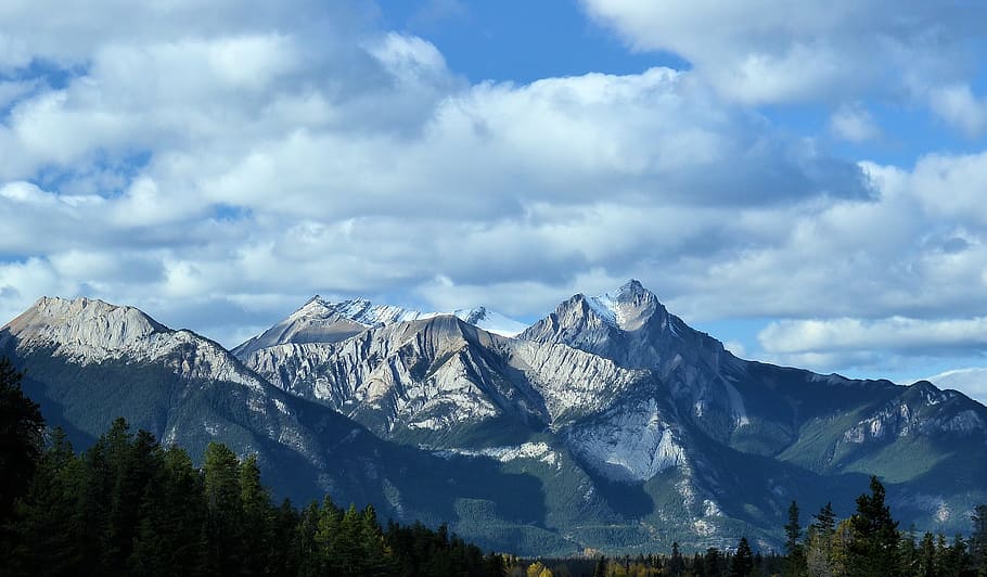 fjell, trær, skyer, oktober, falle, natur, snø, scene, landskap, blå, høyde, dal, utendørs, scenisk, vakker, british, columbia, naturskjønnhet - natur, fjellkjede, sky - himmel, himmel, tre, miljø, skjønnhet i naturen, anlegg, vinter, kaldtemperatur, rolig scene, ro, reisemål, ingen folk, snødekte fjell, fjelltopp, furutre, nåletre, dannelse, 2K