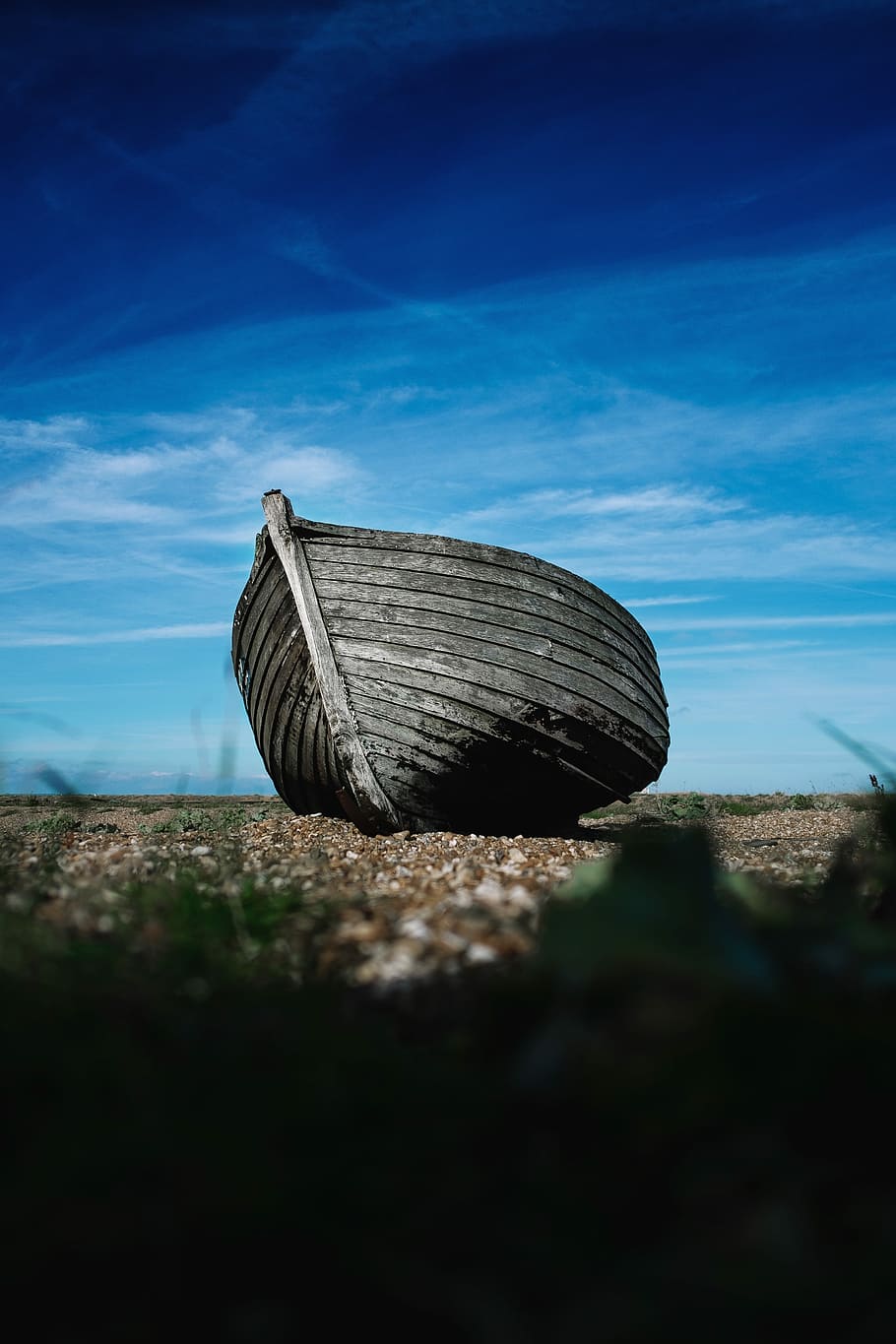 flach, fokus fotografie, Boot, Küste, Kanu-Boot, Himmel, Strand, gestrandet, alt, hölzern, Blau, Angeln, Fischerboot, Holzboot, verlassen, draussen, Wetter, Hafen, retro, wolke - himmel, Land, Tag, Natur, Feld, selektiver Fokus, keine Leute, draußen, Sonnenlicht, die Architektur, Ruhe, Transport, Oberflächenniveau, gebaute Struktur, ruhige Szene, Pflanze, 4K