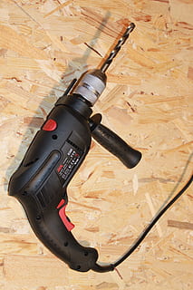 compacte, trepant, perforació, elèctric, martell, impacte, sense clau, maçoneria, metall, rpm, cargol, velocitat, acer, tecnologia, eines, a l'interior, color negre, material de fusta, cap gent, vista d’angle alt, sòls, cable, natura morta, primer pla, dia, vermell, equipament, fusta, connexió, endoll elèctric, electricitat, terres de fusta dura, taula, instrument musical, equipament elèctric, 2K, CC0, domini públic, lliure de regalies