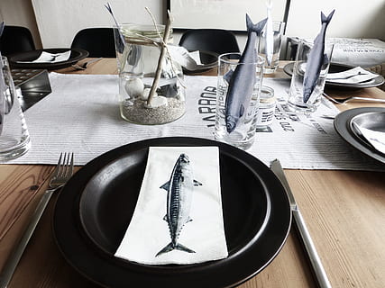 tavolo, decorazioni da tavola, tavolo gedeckter, creativo, festa, mangiare le aringhe, celebrazione, compleanno, utensile da cucina, forchetta, attrezzature domestiche, coltello, piatto, coltello da tavola, nessuno, vista dall'alto, ambientazione, cibo e bevande, in casa, bicchiere, ristorante, natura morta, attività commerciale, tovagliolo, vassoio, 2K, CC0, dominio pubblico, privo di copyright