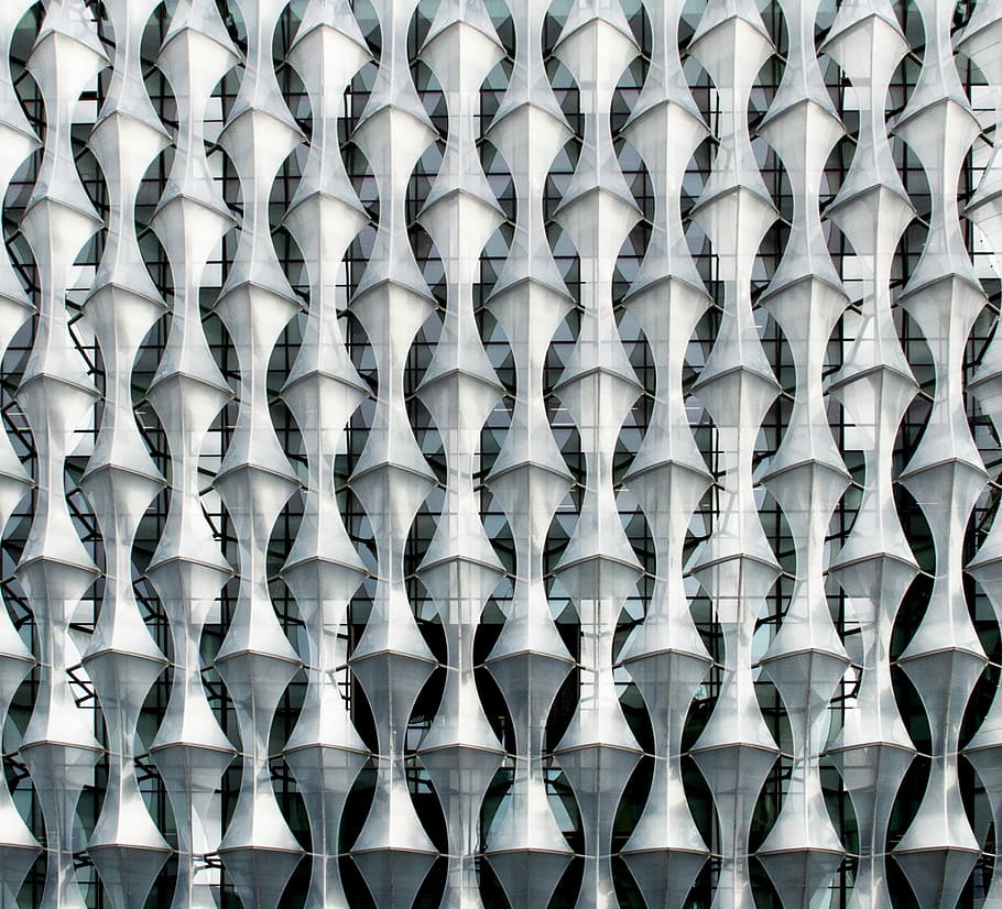 edifici de tall gris, decoració de vidre gris, edifici, textura, patró, gris, blanc, geometria, repetició, gràfic, simetria, ciutat, urbà, modern, creatiu, Londres, architectureporn, arquitectura, geomètric, agut, línia, paret, fons, marc complet, en fila, cap gent, gran grup d'objectes, costat a costat, abundància, arranjament, ordre, dia, vista d’angle baix, a l'interior, estructura construïda, disseny, metall, natura morta, penjant, color plata, 2K
