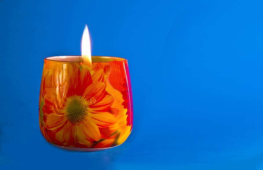 blau, vermell, llum, espelmes, flama, flor de sol, factura, sembla, flor, cremant, foc, vela, foc - fenomen natural, fons blau, fons de colors, tir de l'estudi, menjar i beguda, a l'interior, naturalesa, cap gent, còpia espai, color taronja, menjar, calor - temperatura, celebració, primer pla, frescor, flotant a l'aigua, decorar, 4K