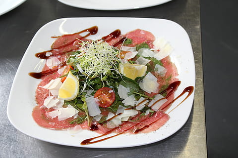 carpaccio, du boeuf, entrée, aliments, salade, gourmet, assiette, légume, fraîcheur, Nourriture et boisson, repas, alimentation saine, dîner, apéritif, fermer, vaisselle, Fruit de mer, tomate, le déjeuner, rouge, personne, table, prêt à manger, bien-être, portion, moi à, nature morte, à l'intérieur, vue grand angle, viande transformée, fruit, garnir, herbe, Roquette, 5K, CC0, domaine public, libre de droits