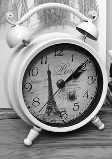 blanco, negro, doble, reloj despertador, losa, Torre Eiffel, hora, reloj, París, torre, Francia, eiffel, romántico, símbolo, famoso, Europa, viaje, excursión, despertador, despertando, anticuado, Mañana, mesa, adentro, número, de cerca, nadie, minutero, naturaleza muerta, instrumento de tiempo, exactitud, la cara del reloj, romano, antiguo, estilo retro, forma, 2K, CC0, dominio público, libre de derechos