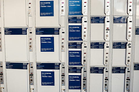 mønt skabe, mønt, garderobeskabe, objekter, netværksserver, data, rack, opbevaringsrum, teknologi, computer, industri, i en række, computer netværk, forretning, bestille, meddelelse, forbindelse, indendørs, ingen mennesker, fuld ramme, baggrunde, metal, sikkerhed, nummer, gentagelse, udstyr, beskyttelse, brændstof og elproduktion, skab, arkitektur, tæt på, 4K, CC0, offentligt domæne, royaltyfrie