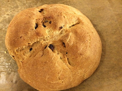 gistbrood, brood, rozijnenbrood, pasen vlecht, zelfs gebakken, eigengemaakt, eten, tussendoortje, gebakken, gebakken goederen, eten en drinken, voedsel, versheid, binnenshuis, detailopname, geen mensen, enkel object, welzijn, stilleven, gezond eten, klaar om te eten, hoge hoekmening, koekje, bruin, tafel, rozijn, zoet eten, chocolade koekje, verleiding, 2K, CC0, publiek domein, royaltyvrij