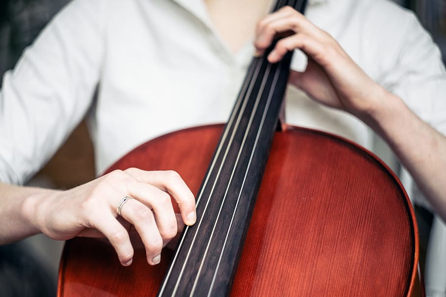 Hände und Cello, Hände, Cello, Objekte, Menschen, Musik-, Musikinstrument, Musiker, spielen, klassische Musik, Saiteninstrument, Musikinstrumentensaite, Geige, Fertigkeit, Künstler, Kunst und Unterhaltung, menschliche Hand, Performance, halten, eine Person, Veranstaltung für darstellende Künste, Kunst, Frau, Unterhaltung, Holz - Material, klassisches Konzert, menschliches Körperteil, Kunst, Kultur und Unterhaltung, Hand, Musikausrüstung, Erwachsene, Mittelteil, Nahansicht, Männer, Finger, Teenager, Cellist, Bogenmusikausrüstung, 4K