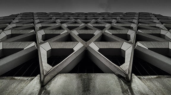 edifici de formigó gris, arquitectura, edifici, resum, fons, disseny, concret, gris, paret, façana, blanc i negre, estructura construïda, patró, cap gent, en fila, indústria, roda, metall, a l'aire lliure, simetria, forma, pneumàtic, repetició, transport, exterior de l'edifici, cotxe, industria de la construcció, cel, dia, 4K, CC0, domini públic, lliure de regalies