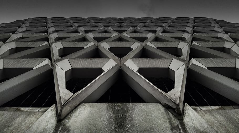 edifici de formigó gris, arquitectura, edifici, resum, fons, disseny, concret, gris, paret, façana, blanc i negre, estructura construïda, patró, cap gent, en fila, indústria, roda, metall, a l'aire lliure, simetria, forma, pneumàtic, repetició, transport, exterior de l'edifici, cotxe, industria de la construcció, cel, dia, 4K