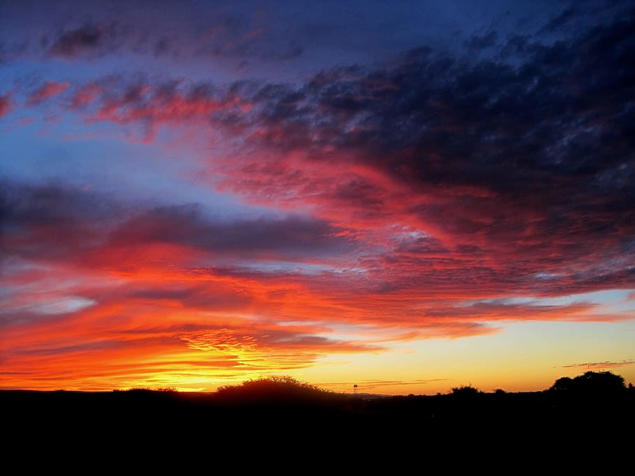posta de sol, núvols, es va reunir, vermells, fosc, carmesí, taronja, vermillion, groc, capes, horitzó, cel, cel dramàtic, escenics, silueta, núvol - cel, naturalesa, bellesa a la natura, escenics - natura, color taronja, escena tranquil·la, tranquil·litat, medi ambient, paisatge, idíl·lic, cap gent, escena no urbana, por, a l'aire lliure, atmosfera, terra, cel romàntic, 2K