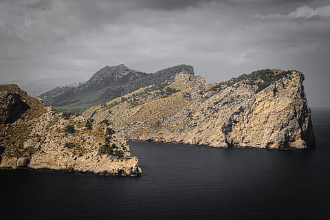 Klippen, Rau, wild, Natur, Wasser, Meer, Ozean, Küste, Felsen, Vegetation, dramatisch, Kalkstein, steil, Vertikale, Insel, Schönheit in der Natur, Himmel, wolke - himmel, Szenen - Natur, ruhige Szene, Ruhe, Ufergegend, Berg, Rock, Rock - Objekt, Felsformation, solide, Nicht-städtische Szene, keine Leute, Tag, idyllisch, draußen, Formation, felsige Küste, 1080P, CC0, gemeinfrei, lizenzfrei