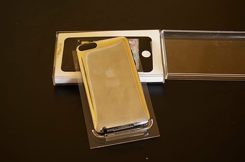 ipod, appel, aanraken, tablet, mp3, rijden, toepassing, troosten, binnenshuis, stilleven, geen mensen, studio opname, eten en drinken, detailopname, technologie, tafel, geel, voedsel, hoge hoekmening, enkel object, houder, door de mens gemaakt, opleiding, metaal, kopie ruimte, retro gestileerd, communicatie, blanco, 4K, CC0, publiek domein, royaltyvrij