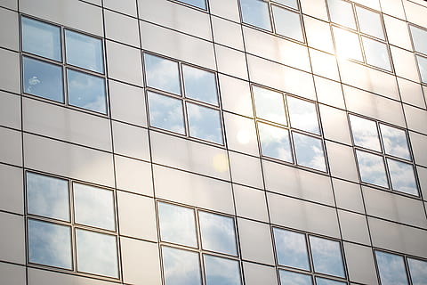 vinduer, afspejling, skyer, glas, arkitektur, bygning, by, by-, blå, design, himmel, bybilledet, downtown, baggrunde, mønster, virksomhedernes forretning, vindue, fuld ramme, bygget struktur, glas - materiale, ingen mennesker, i en række, bygning udvendig, sky - himmel, form, dag, firkantet form, kontor, udendørs, natur, kontorbygning udvendig, 5K, CC0, offentligt domæne, royaltyfrie