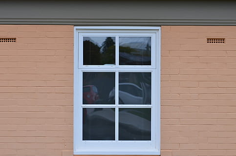 Fenster, Wand, roter Ziegelstein, Gebäude, alt, rot, Backstein, Design, die Architektur, Holz, Stil, Farbe, Wohn, Haus, Gebäudehülle, Wohnhaus, draußen, Fassade, keine Leute, gebaute Struktur, Tag, Glas - Material, transparent, Wandbau - Funktion, Reflexion, Ziegelwand, geschlossen, Fensterrahmen, Nahansicht, Glas, 2K, CC0, gemeinfrei, lizenzfrei