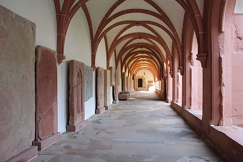 monestir, convent, abadia, eberbach, Alemanya, religió, arquitectura, edifici, medieval, vell, atracció, famós, antic, històric, cristià, arc, història, passadís, columna arquitectònica, a l'interior, el camí a seguir, estructura construïda, arcade, direcció, perspectiva decreixent, el passat, en fila, cap gent, creença, lloc de culte, dia, espiritualitat, columnata, sostre, arquejat, 5K, CC0, domini públic, lliure de regalies